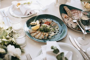 Restoranda yemek ve düğün masası.