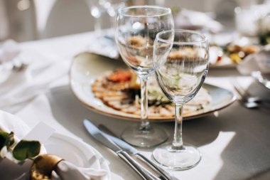 Pastel renklerde yemek için masa ayarları