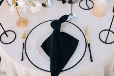 Zarif siyah beyaz masa ayarları