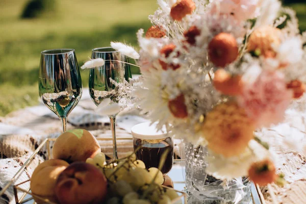 Wedding Dinner Disajikan Untuk Dua Luar Ruangan Rumput Hijau — Stok Foto