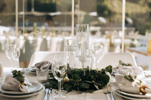 Meja Pernikahan Dihiasi Dengan Lilin Dan Bunga Putih — Stok Foto