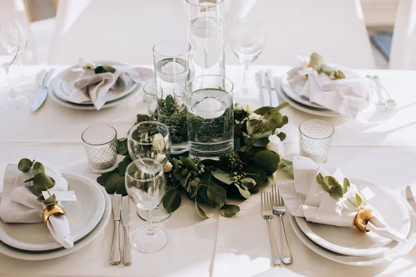 Cenário Mesa Branca Bonita Para Celebração Casamento Restaurante — Fotografia de Stock