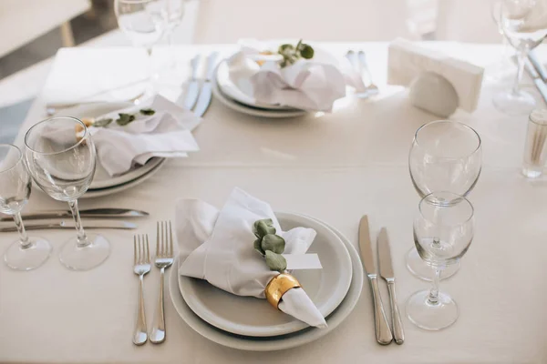 Elegant Place Setting Gold White Decoration Restaurant Table Set — Stock Photo, Image