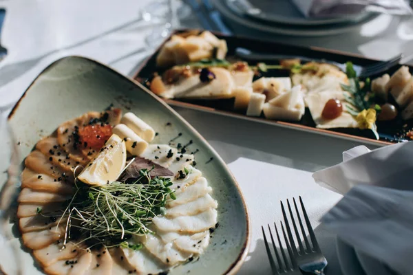 Diferentes Tipos Peces Plato Ajuste Mesa Boda Con Comida Restaurante — Foto de Stock