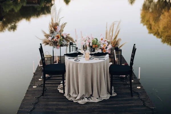 罗曼蒂克风格的湖滨晚餐 — 图库照片