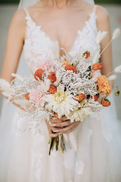 Mariée Tient Beau Bouquet Dans Style Boho — Photo