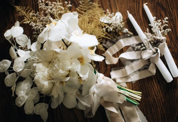 Белый Свадебный Букет Свечи Деревянном Столе — стоковое фото