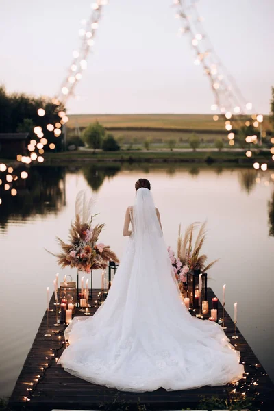 Novia Está Muelle Junto Lago Atardecer —  Fotos de Stock