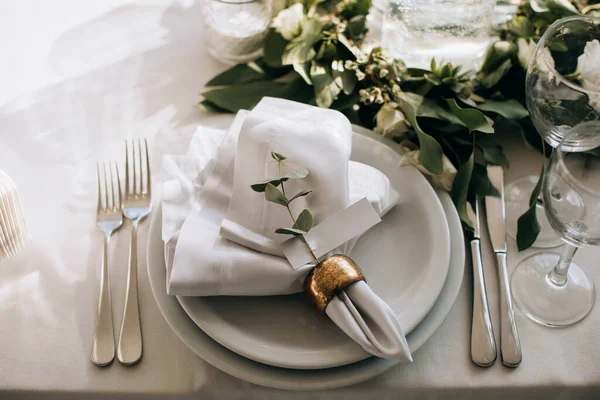 Elegan Putih Meja Makan Pengaturan Restoran Untuk Makan Malam Pernikahan Stok Gambar Bebas Royalti