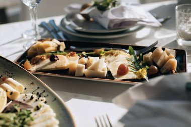 Düğün yemeğinde peynirli ve peynirli aperatifler.