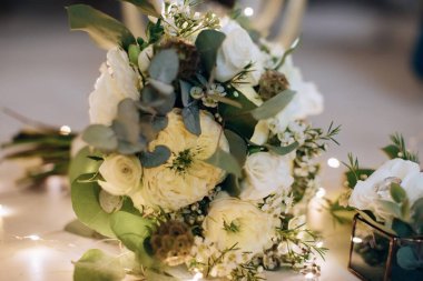 Beyaz güllerin gelininin zarif düğün buketi.