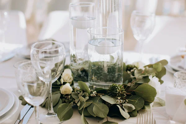 Dekorasi Meja Pernikahan Untuk Makan Malam Meriah Sebuah Restoran — Stok Foto