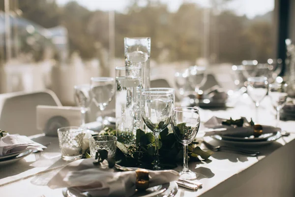 Meja Mewah Untuk Makan Dengan Warna Putih Dengan Bunga Dan — Stok Foto