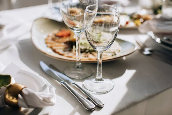 Restorandaki Yemek Masasında Boş Bir Bardak Şarap — Stok fotoğraf