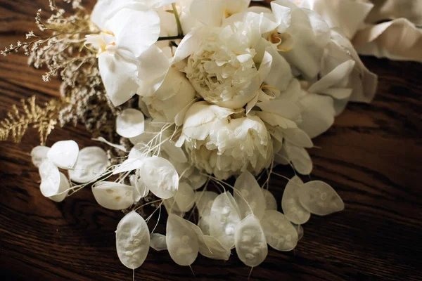 Свадебный Букет Белых Пионов Деревянном Столе — стоковое фото