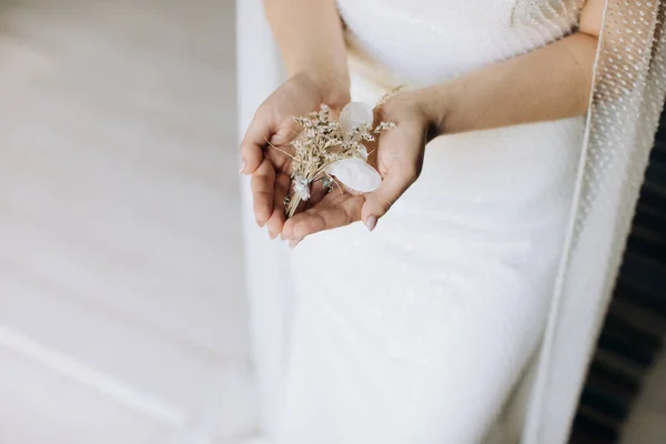 Mooie Witte Boutonniere Handen Van Bruid — Stockfoto