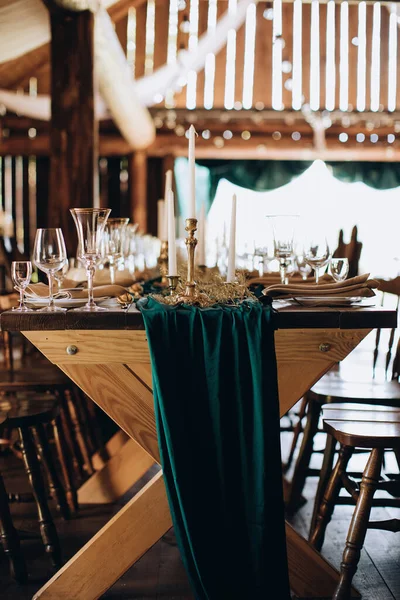 ろうそくと素朴なスタイルでディナーのためのエレガントな木製の結婚式テーブル — ストック写真