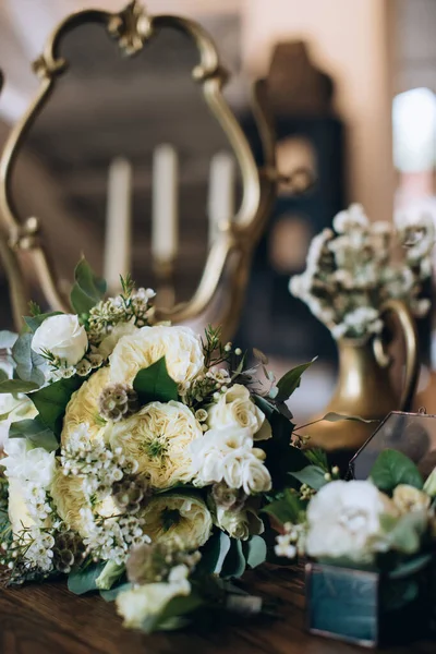 Beyaz Güllerin Gelininin Zarif Düğün Buketi Ahşap Bir Masada Aynalı — Stok fotoğraf