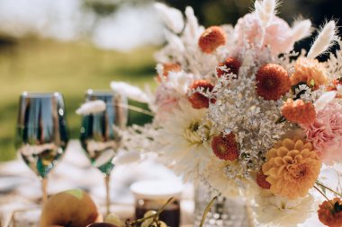 Bahçede bayram yemeği. İki kişilik güzel bir düğün masası.