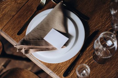 Restoranda klasik ya da kırsal bir düğün masası. Zarif boş beyaz tabak