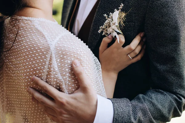 Hermosa Novia Novio Abrazando Día Boda — Foto de Stock