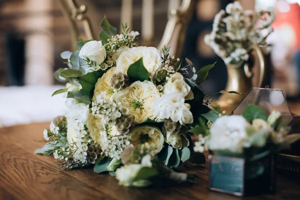 Buket Indah Mawar Putih Dan Daun Eukaliptus Untuk Pengantin Wanita — Stok Foto