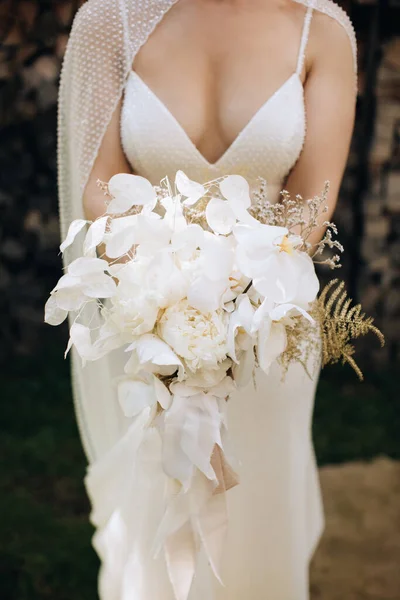 Mariée Tient Dans Ses Mains Beau Bouquet Mariage Orchidées Blanches — Photo