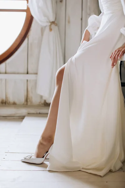 Beyaz Elbiseli Gelin Beyaz Ayakkabısını Giyiyor — Stok fotoğraf