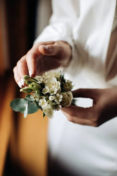 Νύφη Κρατάει Μια Λευκή Μπουτονιέρα Για Τον Γαμπρό Αξεσουάρ Γάμου — Φωτογραφία Αρχείου