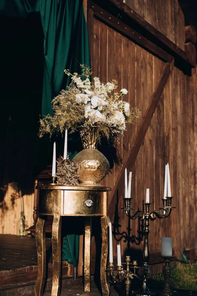 Decorações Casamento Luxo Com Velas Flores Douradas Estilo Rústico — Fotografia de Stock