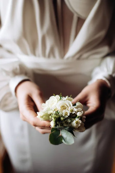 Νύφη Κρατάει Μια Λευκή Μπουτονιέρα Για Τον Γαμπρό Ανθολογία Γάμου — Φωτογραφία Αρχείου