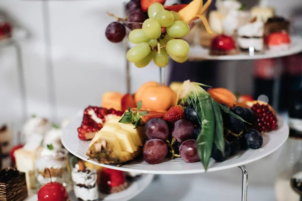Lüks Yemek Servisi Lokantadaki Düğün Resepsiyonunda Lezzetli Meyveler Tatlılar — Stok fotoğraf