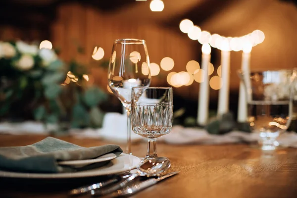 Indah Pengaturan Meja Pernikahan Dengan Lilin Gelas Anggur Kosong — Stok Foto