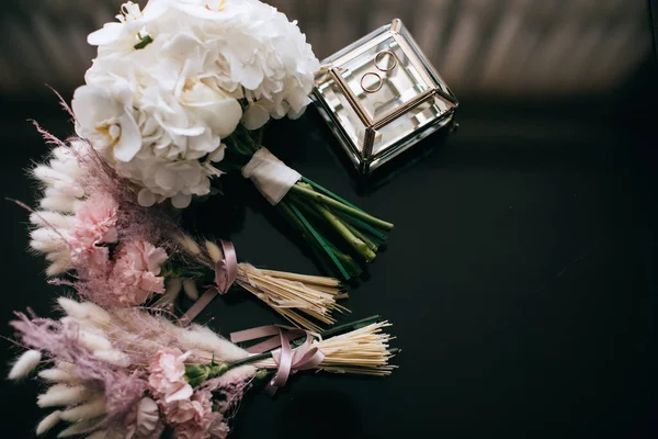 Schöne Hochzeitssträuße Der Braut Und Brautjungfern Mit Weißen Orchideen — Stockfoto