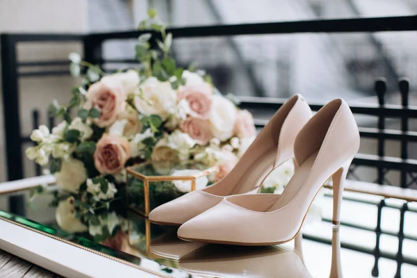 Свадебный Букет Невесты Роз Обуви — стоковое фото