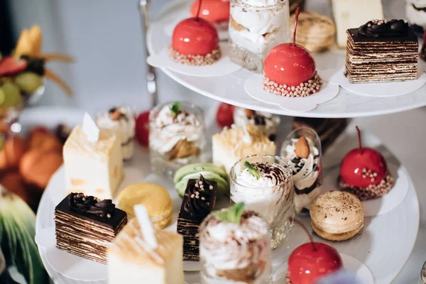 Mesa Sobremesa Para Uma Festa Casamento Bolo Ombre Cupcakes Doçura Fotos De Bancos De Imagens