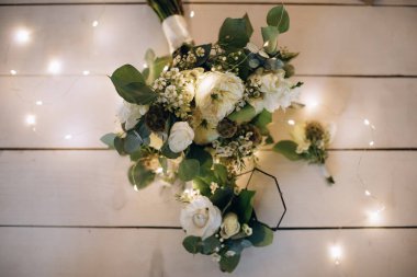 Ahşap arka planda gelin için güzel bir düğün buketi