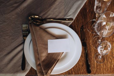 Restorandaki düğün kutlaması için güzel bir masa.