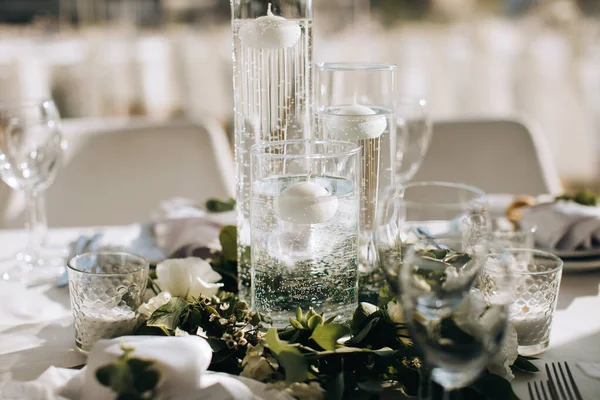 Dekorasi Elegan Meja Pernikahan Dengan Lilin Vas Dan Cabang Eukaliptus — Stok Foto