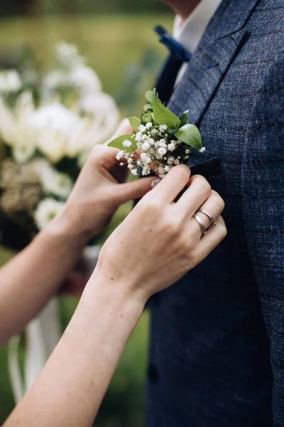 Mooie Witte Rustieke Boutonniere Huwelijksdecor — Stockfoto