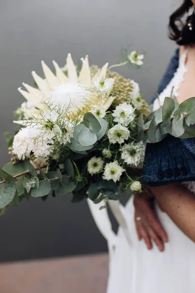 Pengantin Wanita Memegang Karangan Bunga Putih Protea — Stok Foto