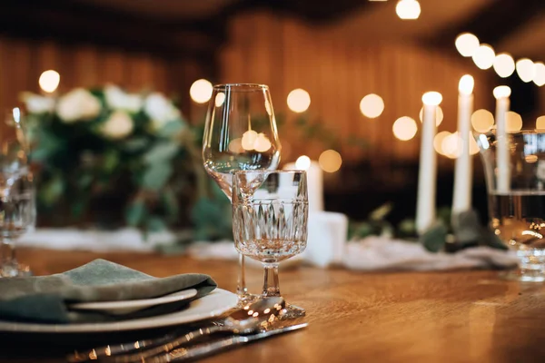 木製のテーブルの上に空のワイングラス お祝いのディナーのテーブル装飾 — ストック写真