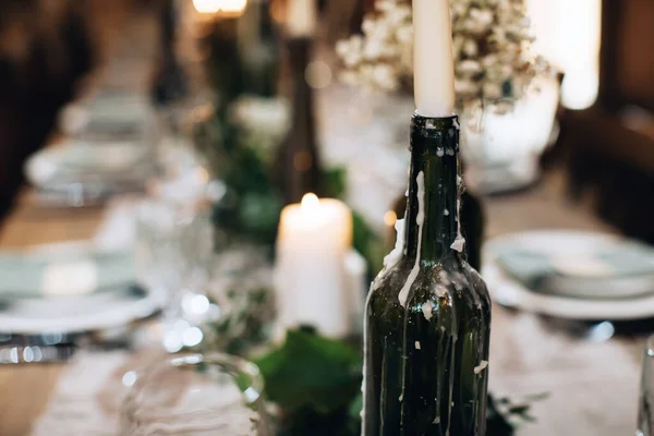 Tafeldecoratie Voor Een Feestelijk Diner Met Kaarsen Oude Flessen — Stockfoto