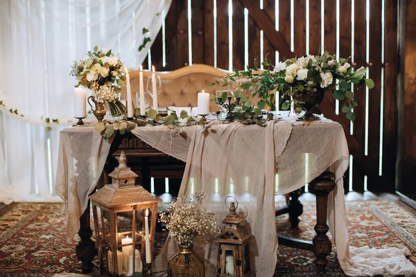 Table Mariage Pour Les Mariés Avec Beau Décor Dans Style — Photo