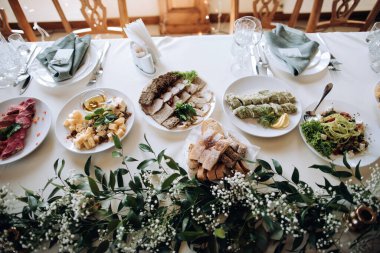 Yemek servisi. Restoranda düğün masası dekorasyonu