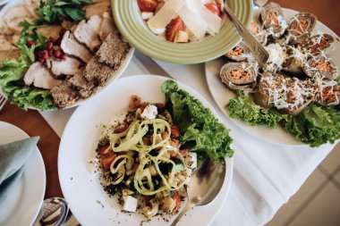 Restoranda yemek dolu bir masa.