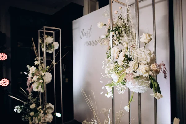 Elegan Pernikahan Lengkungan Dengan Bunga Segar Restoran — Stok Foto