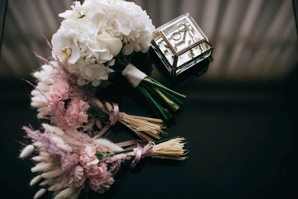 Schöner Hochzeitsstrauß Aus Weißen Orchideen Und Brautjungfernsträußen Auf Dunklem Hintergrund — Stockfoto