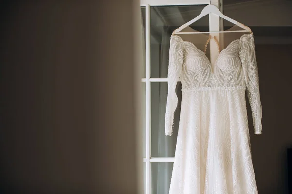 ホテルの花嫁のための美しい白いレースのドレス — ストック写真