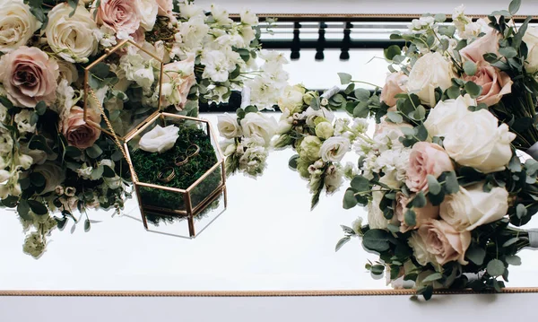 Aksesoris Pernikahan Buket Bunga Mawar Dan Cincin Emas Untuk Mempelai — Stok Foto